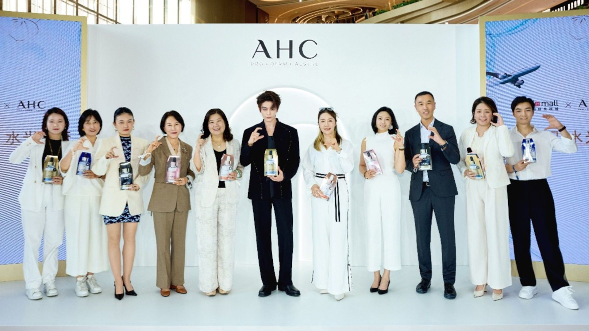 联合利华与中免集团高层领导以及AHC全球代言人丁禹兮合影