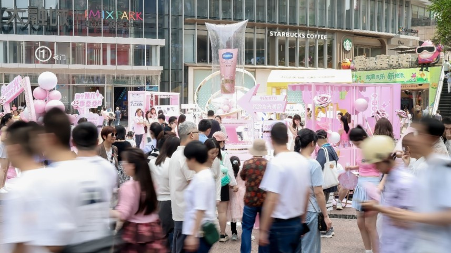 五一期间，凡士林®「发光美白快闪街区」成为众多消费者打卡体验点