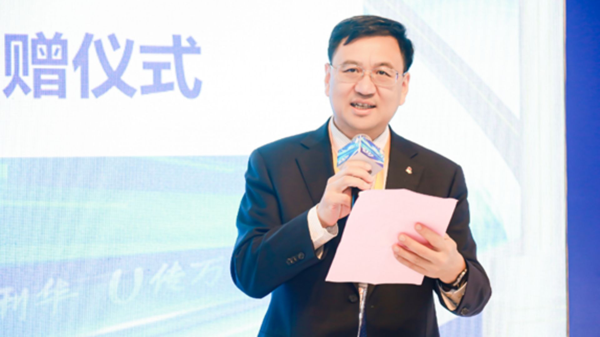 中国青少年发展基金会党委书记、理事长郭美荐致辞