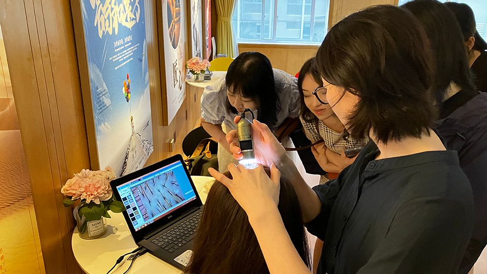 嘉宾们在现场进行头皮健康检测