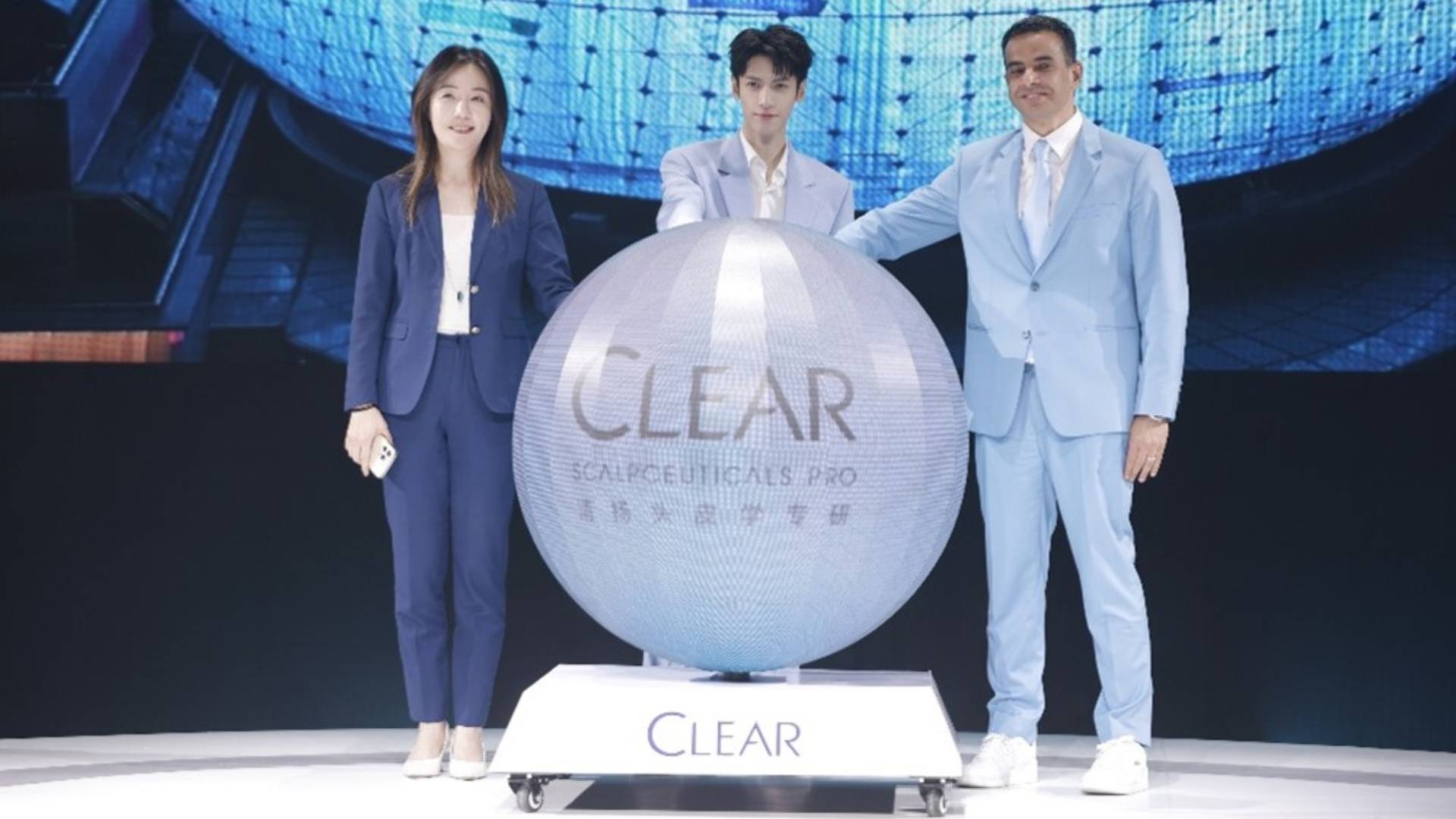 联合利华大中华区总裁陈戈女士、联合利华中国区头发护理市场营销负责人兼清扬品牌全球副总裁Elsharkawy Mohamed先生与清扬C护专研代言人罗云熙先生共同点亮清扬头皮学专研系列在上海美罗城大屏的全新广告