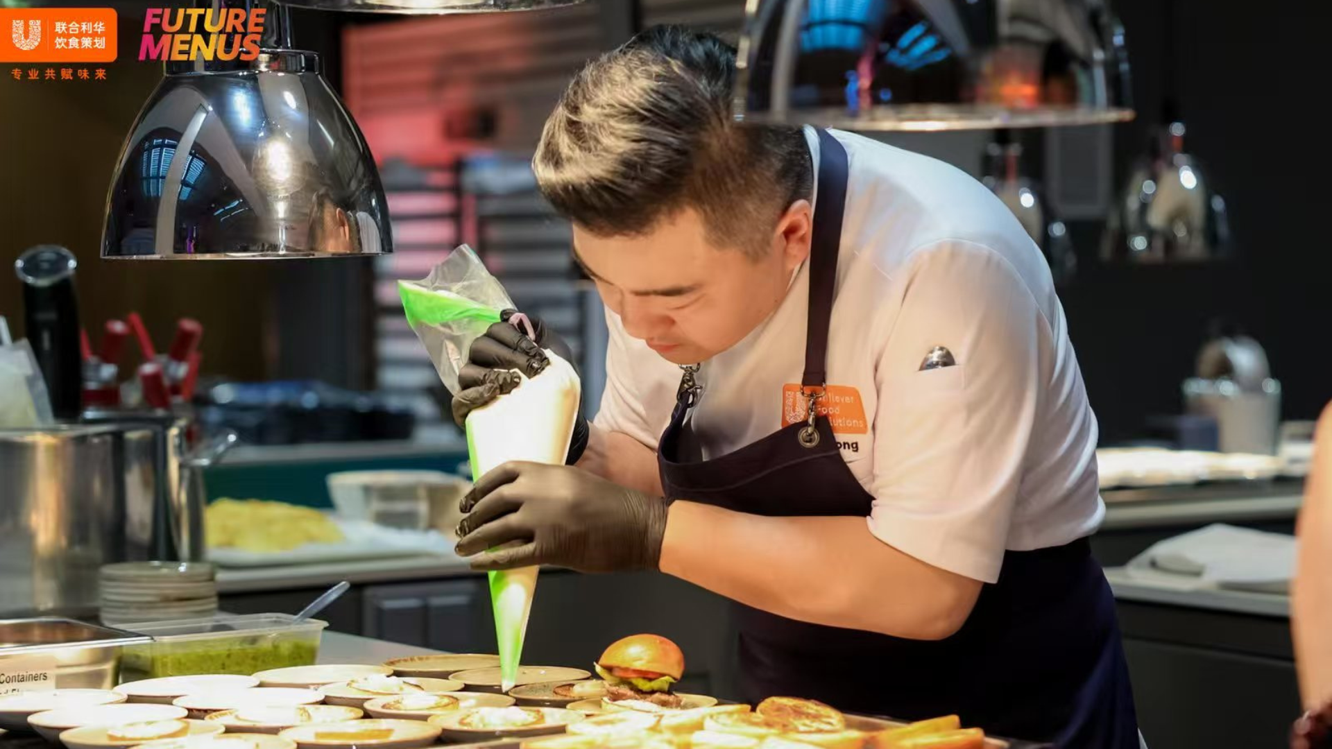 联合利华饮食策划的中国厨务团队现场演绎创新菜式